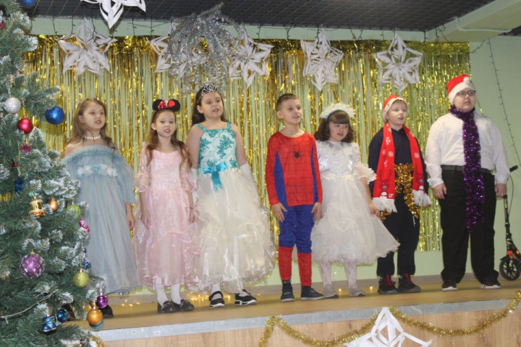 Игровая программа "Новогодние игрушки, свечи и хлопушки...".